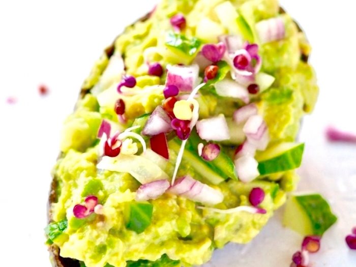 Guacamole med oekologiske radisespirer af spirefrø fra FRISKE SPIRER