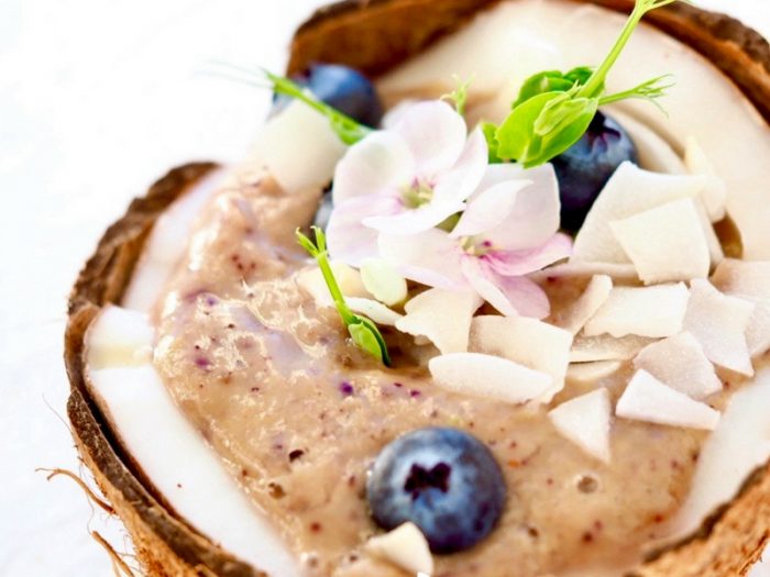Pink smoothie med oekologiske kloverspirer og aerteskud FRISKE SPIRER