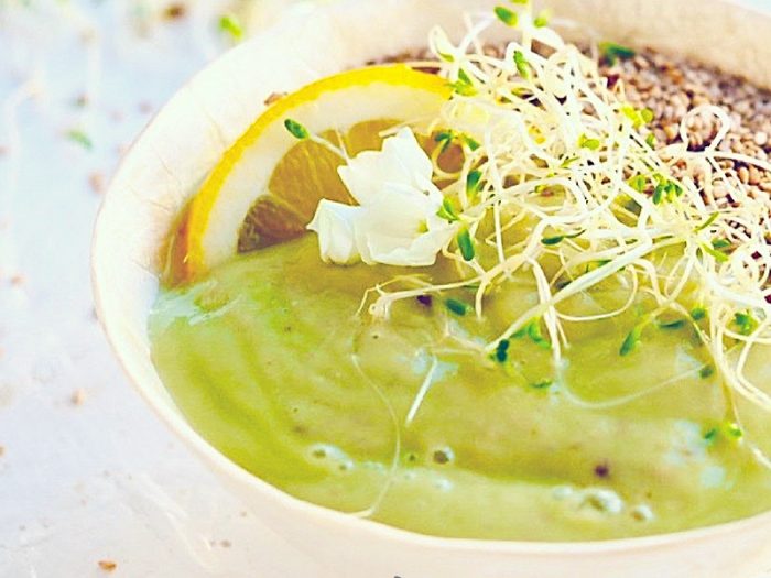 Smoothie med oekologiske hvidkloeverspirer FRISKE SPIRER