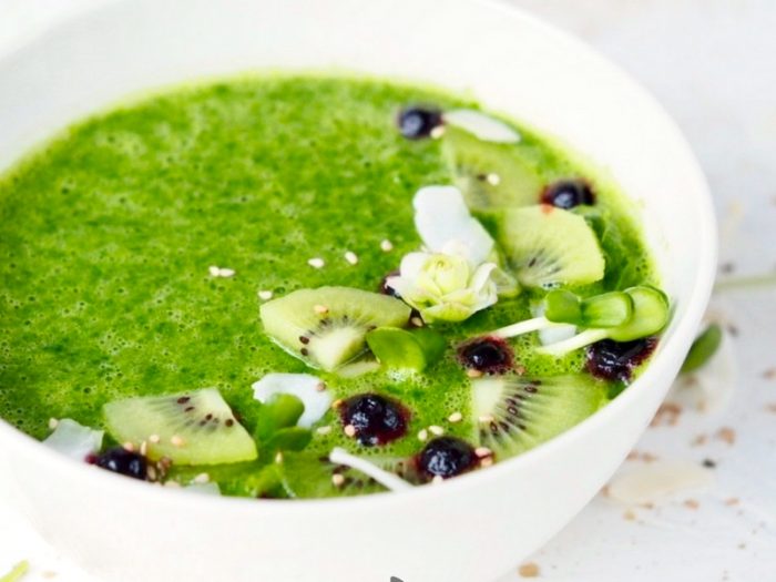 Smoothie med oekologiske solsikkespirer FRISKE SPIRER