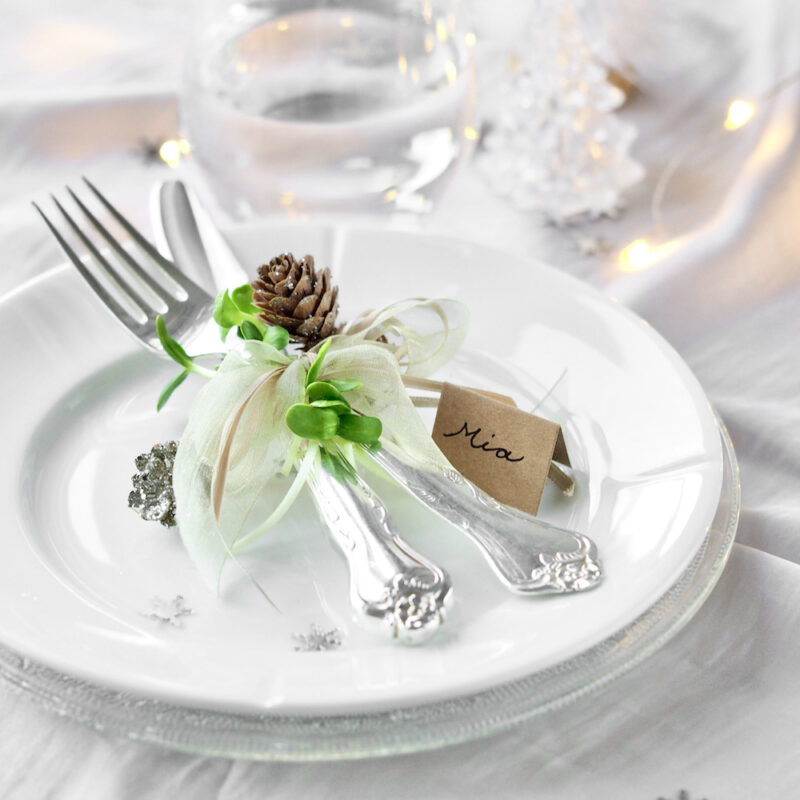 groen borddaekning til jul med spiselig bordpynt
