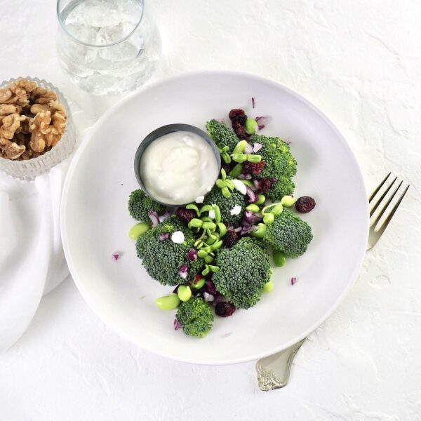 Broccolisalat for Vegetar & Veganer med Tofudressing og Solsikkespirer