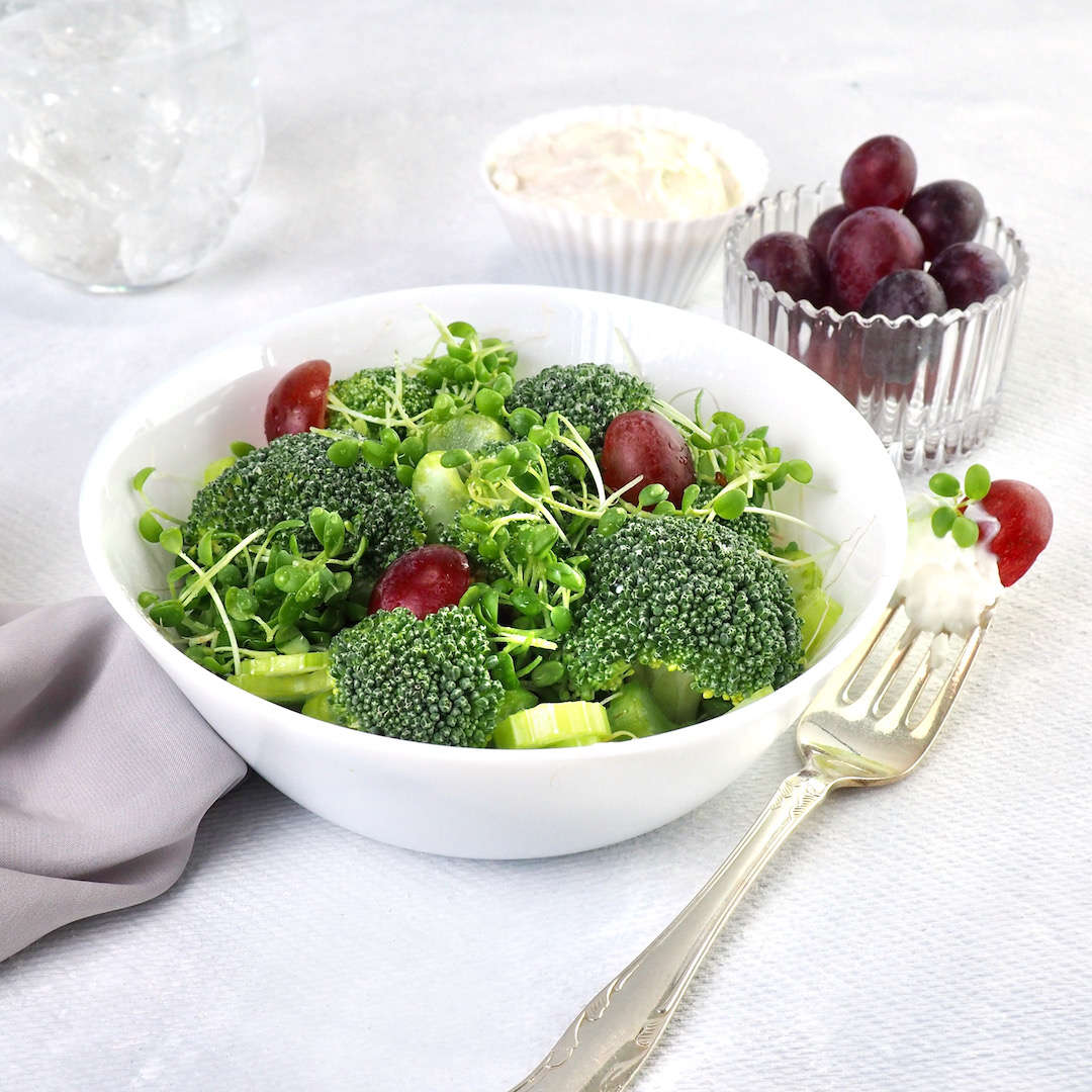 Broccolisalat med Vegansk Miracle Whip og Spirer