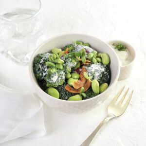 Klassisk Broccolisalat med Solsikkespirer og vegansk bacon