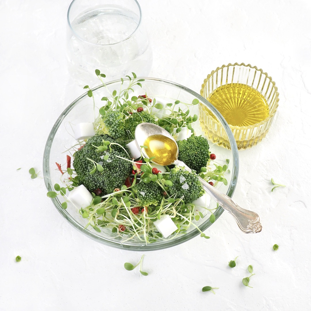 Krydret Broccolisalat med Vegansk Fetaost og Kløverspirer