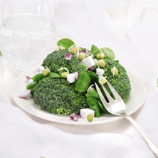 Broccolisalat med Feta, Rødløg og Ærtespirer
