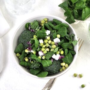 Broccolisalat med Pinjekerner, Feta og Ærtespirer