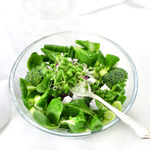 Salat med Broccoli, vegansk feta og Kløverspirer