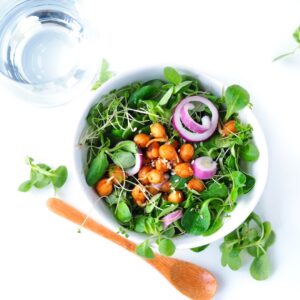 Salat med Kløverspirer og krydrede Kikærtespirer