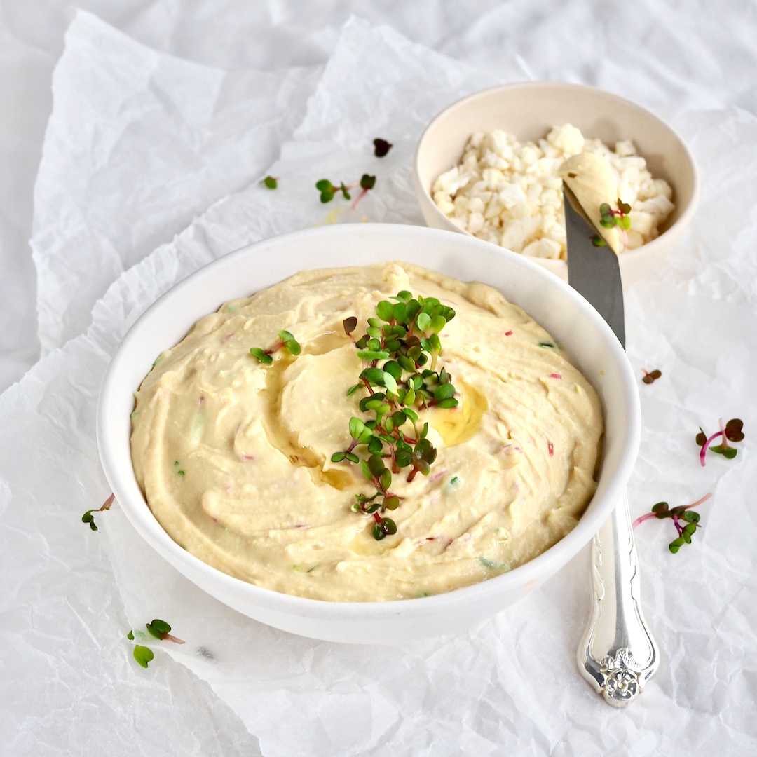 Hummus med squash og radisespirer